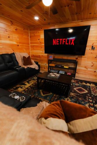 sleeps 16 luxury cabin with game room and hot tub