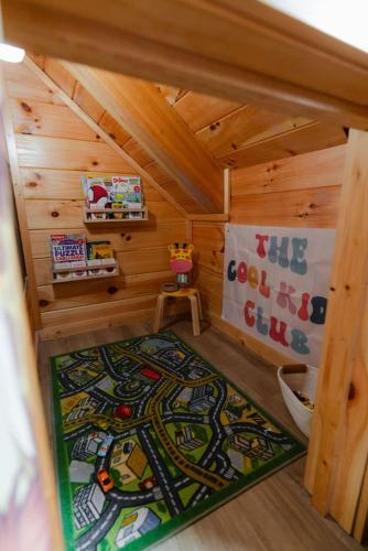 sleeps 16 luxury cabin with game room and hot tub