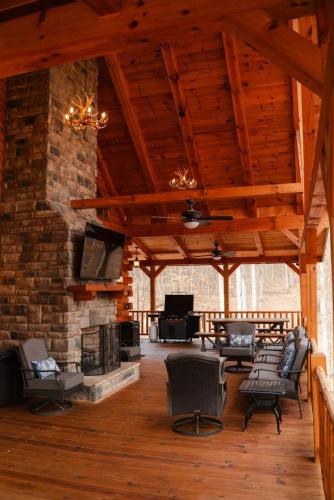 sleeps 16 luxury cabin with game room and hot tub
