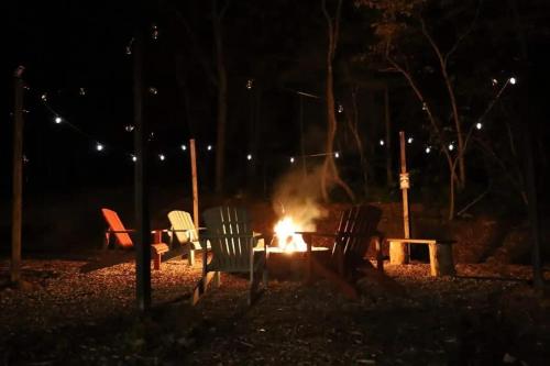 sleeps 16 luxury cabin with game room and hot tub