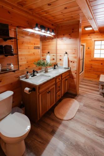 sleeps 16 luxury cabin with game room and hot tub