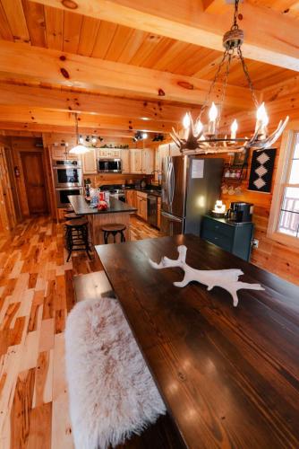 sleeps 16 luxury cabin with game room and hot tub