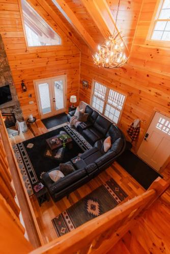 sleeps 16 luxury cabin with game room and hot tub