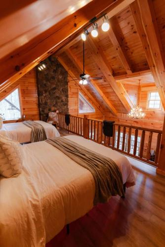 sleeps 16 luxury cabin with game room and hot tub