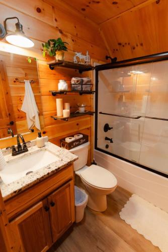 sleeps 16 luxury cabin with game room and hot tub