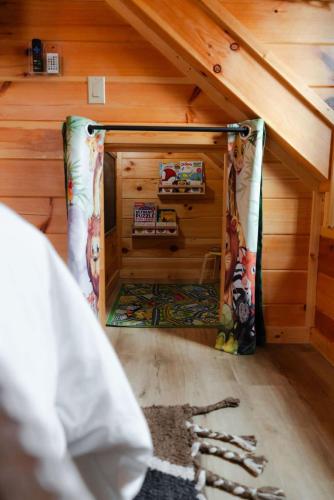 sleeps 16 luxury cabin with game room and hot tub