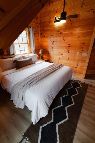 sleeps 16 luxury cabin with game room and hot tub