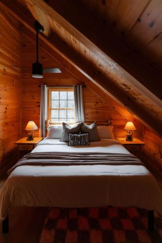 sleeps 16 luxury cabin with game room and hot tub