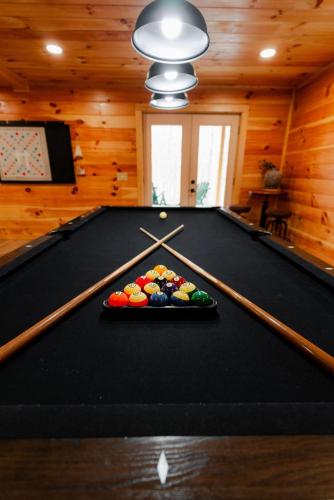 sleeps 16 luxury cabin with game room and hot tub