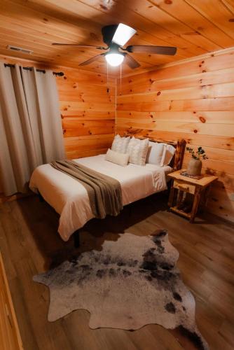 sleeps 16 luxury cabin with game room and hot tub