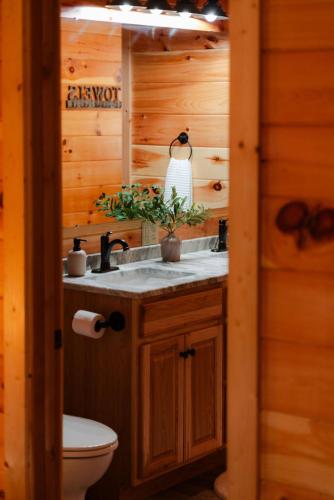sleeps 16 luxury cabin with game room and hot tub