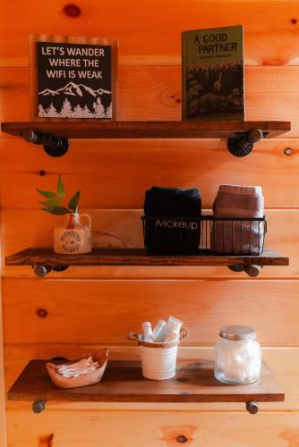 sleeps 16 luxury cabin with game room and hot tub