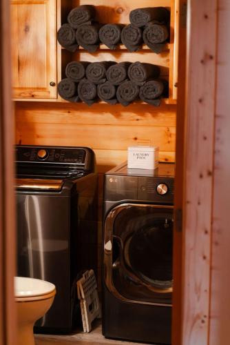 sleeps 16 luxury cabin with game room and hot tub