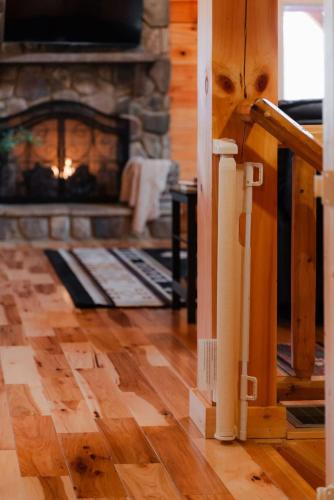 sleeps 16 luxury cabin with game room and hot tub