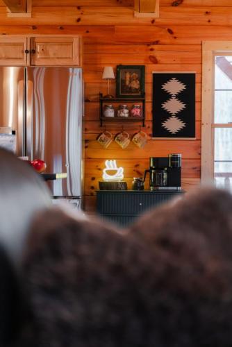 sleeps 16 luxury cabin with game room and hot tub