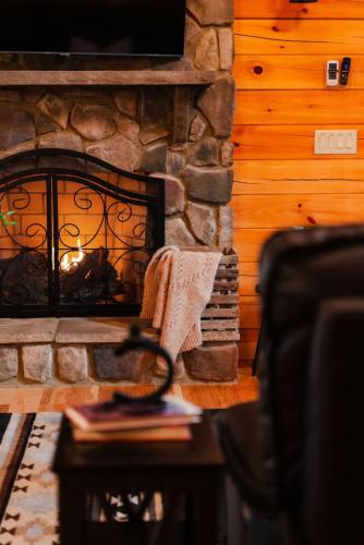 sleeps 16 luxury cabin with game room and hot tub
