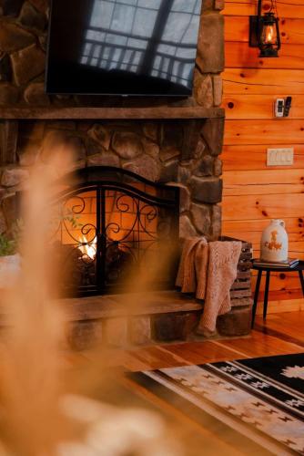 sleeps 16 luxury cabin with game room and hot tub