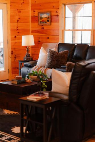 sleeps 16 luxury cabin with game room and hot tub