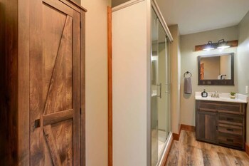 tranquil heights cabin in hocking hills hot tub