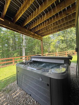tranquil heights cabin in hocking hills hot tub
