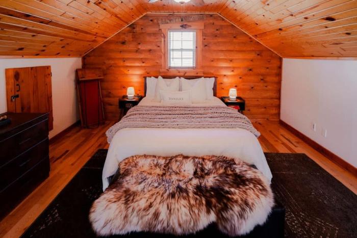 cozy cabin with hot tub near all in hocking hills