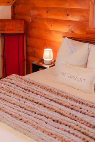 cozy cabin with hot tub near all in hocking hills