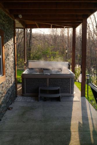 cozy cabin with hot tub near all in hocking hills