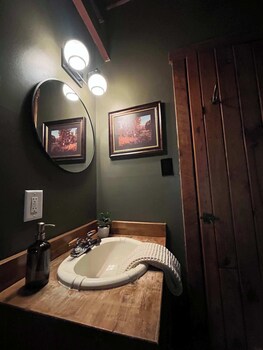 Outdoors Sleeps7 Family Getaway Fun Arcade,,3 star
