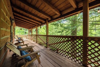 outdoors sleeps7 family getaway fun arcade
