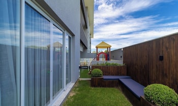 modern apt with pool and hot tub rhl0305
