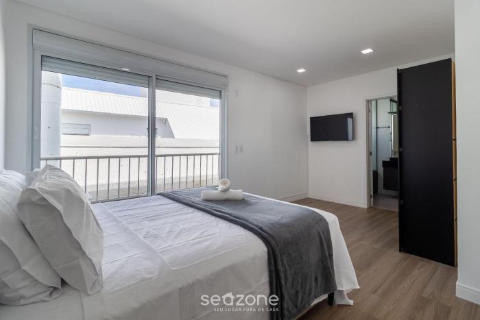 modern apt with pool and hot tub rhl0305