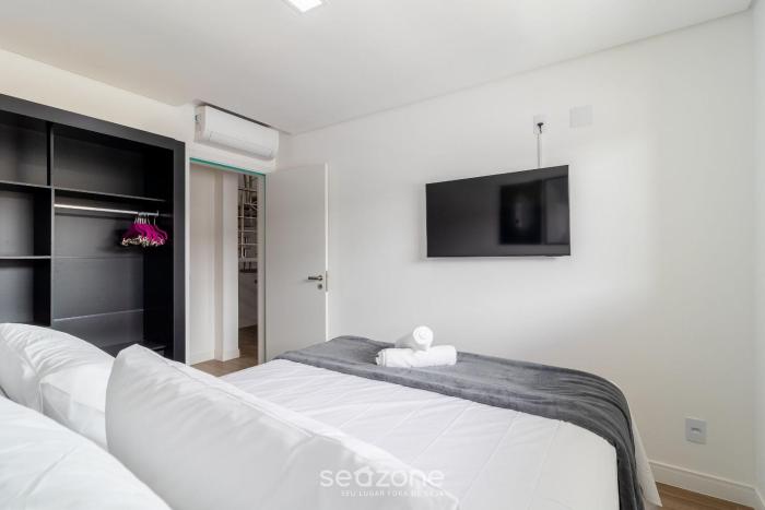 modern apt with pool and hot tub rhl0305