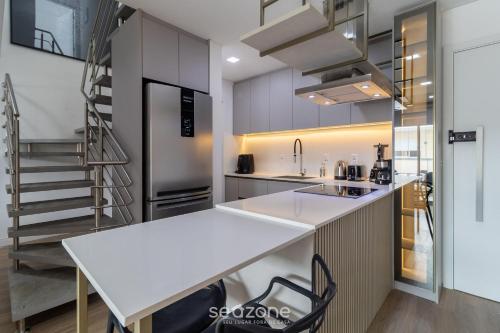 modern apt with pool and hot tub rhl0305