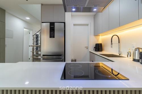 modern apt with pool and hot tub rhl0305