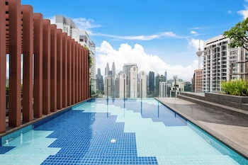 majestic by avery and10 mins to twin tower
