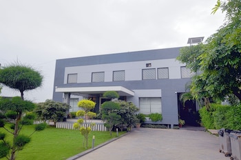 aceotel resort 7th cloud indore