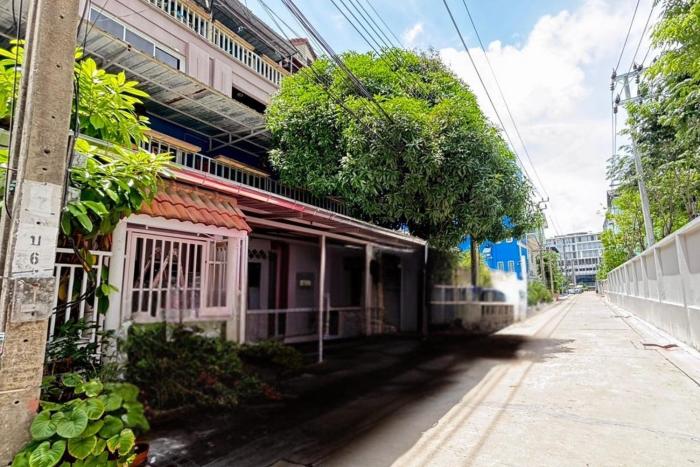 sunshiny bb hostel near punnavithi bts station