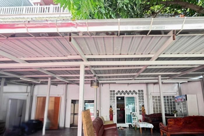 sunshiny bb hostel near punnavithi bts station