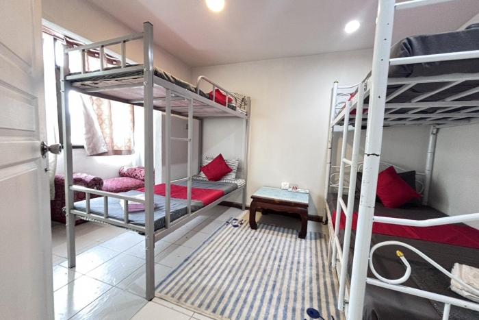 sunshiny bb hostel near punnavithi bts station