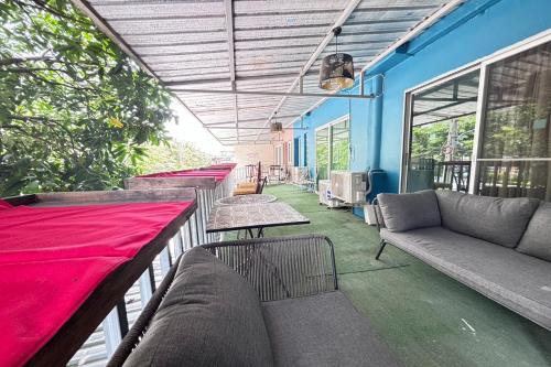 sunshiny bb hostel near punnavithi bts station