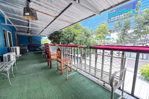 sunshiny bb hostel near punnavithi bts station