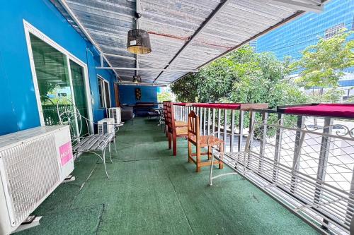 sunshiny bb hostel near punnavithi bts station