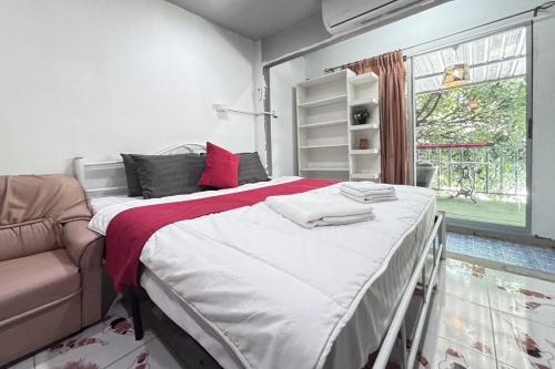 sunshiny bb hostel near punnavithi bts station