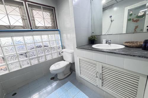 sunshiny bb hostel near punnavithi bts station
