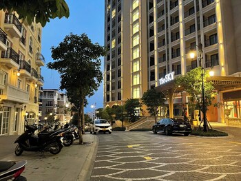 aura apartment