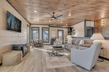 cozy cub luxury cabin pigeon forge