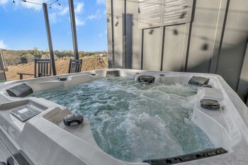 cozy cub luxury cabin pigeon forge