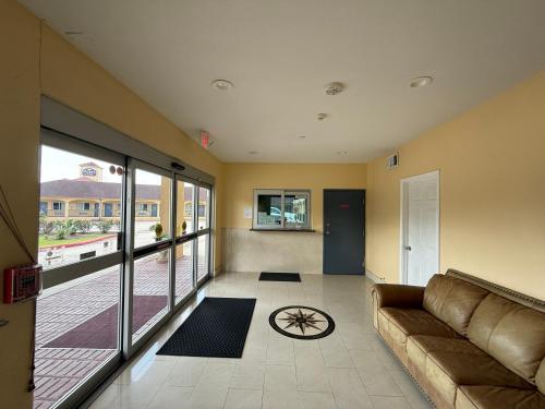 budget host inn stafford houston