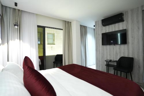 roya downtown boutique hotel