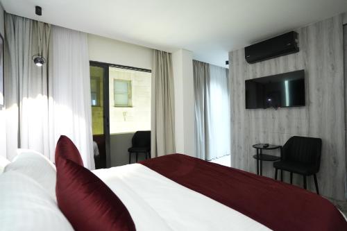 roya downtown boutique hotel